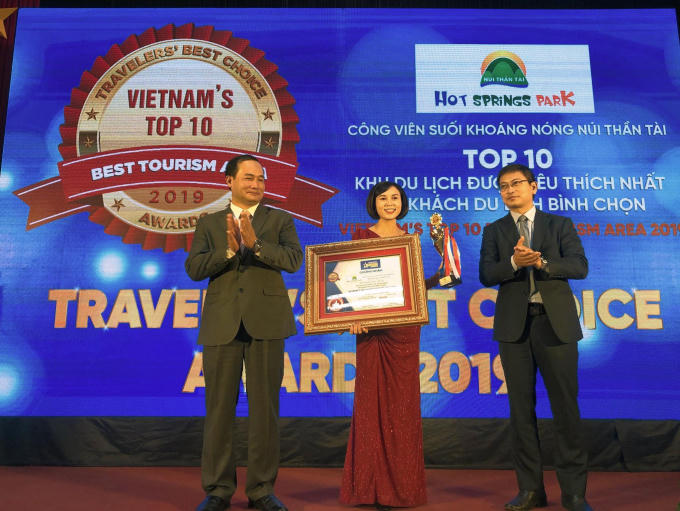 Đại diện Công ty CP DHC Suối Đôi nhận bằng vinh danh của Ban tổ chức