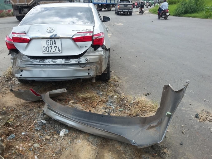 Ô to 4 chỗ hư hỏng sau va chạm.