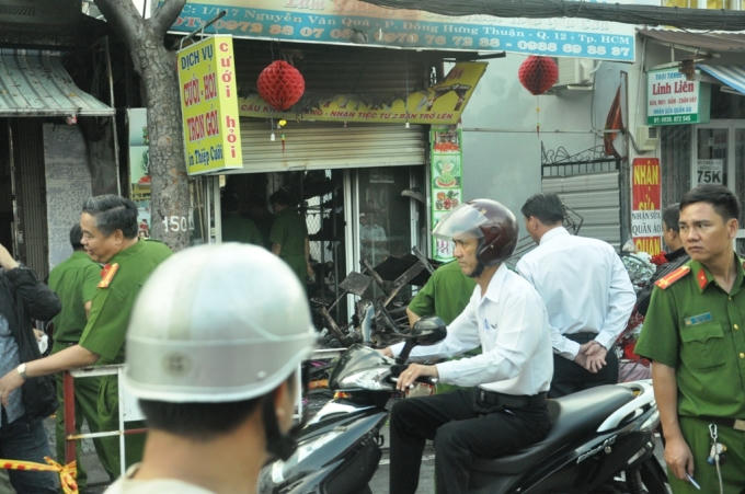 Cửa hàng cho thuê dịch vụ cưới hỏi cháy lúc rạng sáng.