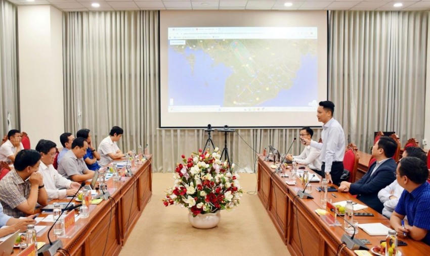Nhà đầu tư trình bày ý tưởng dẫn nước ngọt sông Hậu về Cà Mau. Ảnh: Kiều Ngân.