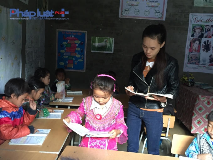 Cô Vân hướng dẫn các em tập đọc.