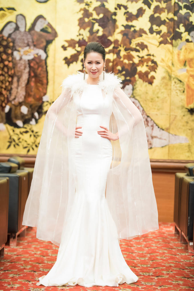 Dương Thùy Linh cười tít mắt vì được chồng đón sau khi chạy show