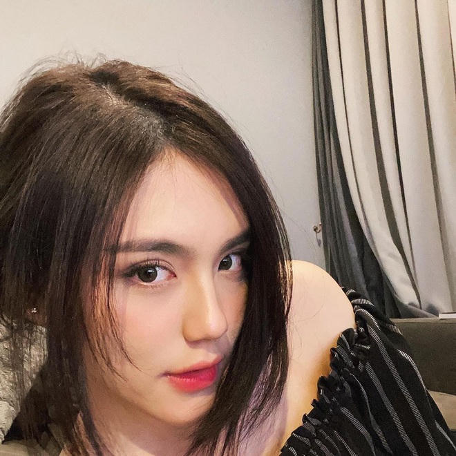 Thanatcha thích những trang phục có tone màu đơn sắc, không quá rực rỡ. Dù vậy, cô vẫn nhận được nhiều lời tán dương nhờ vào gương mặt thơ ngây, trong sáng của mình.