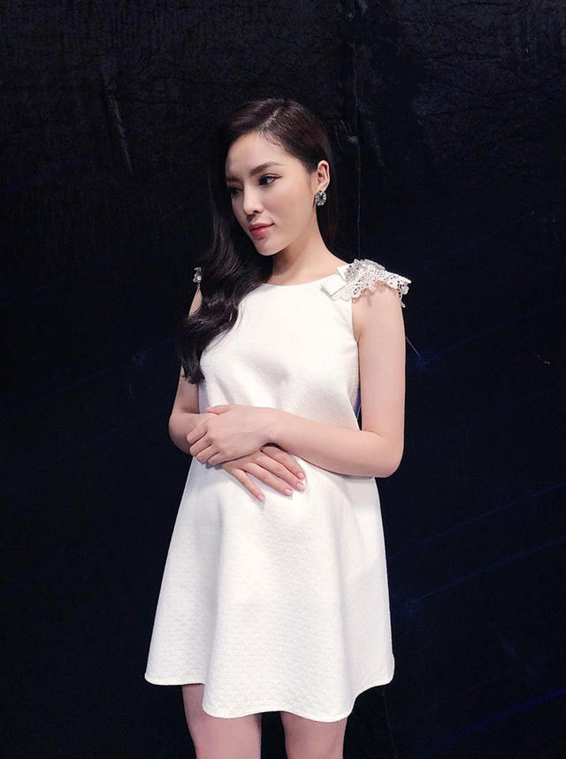 Hoa hậu Kỳ Duyên khoe "bầu 5 tháng" trên trang cá nhân. Gần đây cô tham gia gameshow thử thách mang bầu nên hình ảnh này thường xuyên được cô chia sẻ trên trang cá nhân.