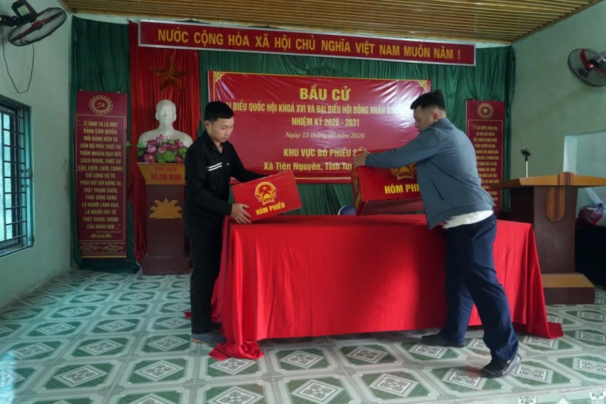 Thôn Tân Tiến chỉnh trang, bố trí lại hòm phiếu sao cho phù hợp. (Ảnh: P. Họ).