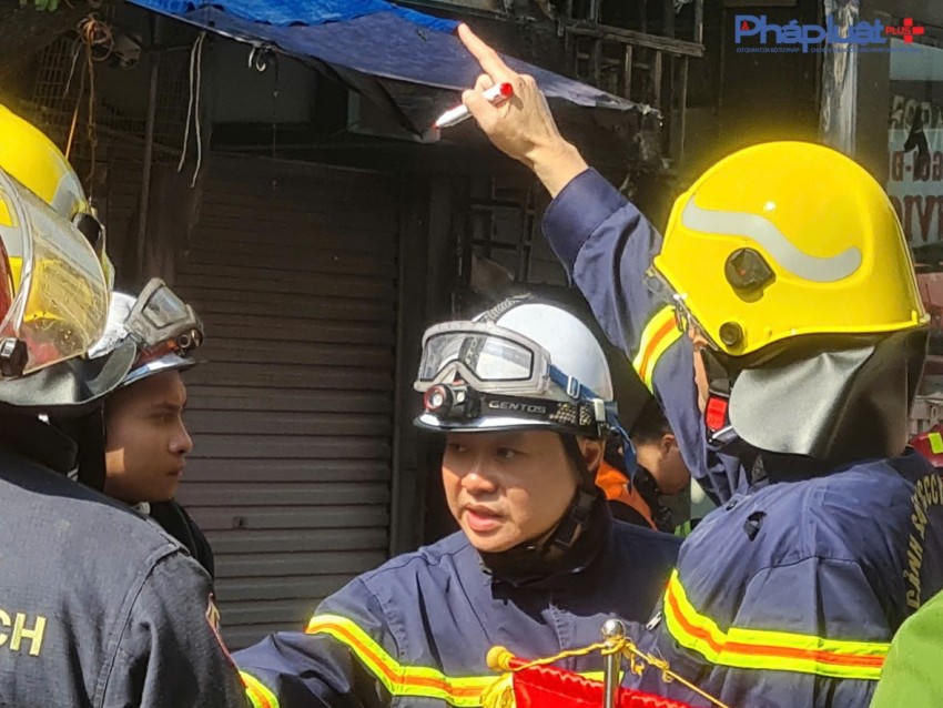 Chỉ huy đơn vị PCCC chỉ đạo công tác phòng cháy chữa cháy tại hiện trường.