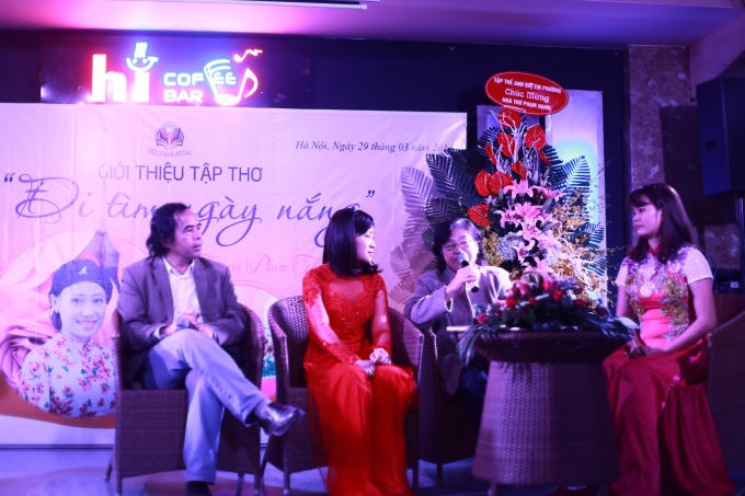 Phạm Thu Hạnh giới thiệu tập thơ "Đi tìm ngày nắng" tới những người yêu thơ tại Hà Nội.