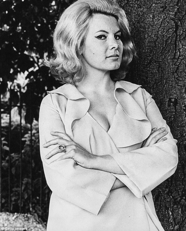 Nhan sắc tóc vàng Molly Peters thời còn trẻ từng là “Bond Girl” đầu tiên dám… “cởi đồ” trên màn bạc, gây nên tranh cãi trong dư luận khiến phim suýt nữa đã bị dán nhãn “X”.