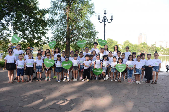 Xu&acirc;n Lan c&ugrave;ng c&aacute;c b&eacute; thực hiện MV Cho con tuổi thơ trong chiến dịch&nbsp;&nbsp;&ldquo;Đừng im lặng &ndash; Ch&uacute;ng con cần được bảo vệ!&rdquo; .