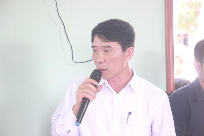 Giám đốc Công ty CP năng lượng tái tạo Việt Nam Lê Đức Thoa chia sẻ với người dân về dự án. Ảnh: Dũ Tuấn