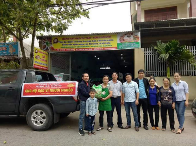 Ngoài ra quán cơm còn phát gạo miễn phí cho người nghèo.