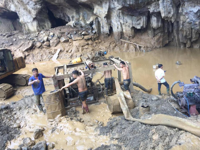 Lực lượng cứu hộ vẫn đang hút bùn, nước tìm kiếm người bị nạn