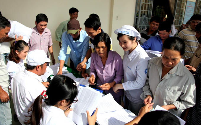 Kh&ocirc;ng chỉ ch&uacute; trọng đến việc ph&aacute;t triển c&aacute;c trang trại qui m&ocirc; c&ocirc;ng nghiệp của ri&ecirc;ng doanh nghiệp, m&agrave; Vinamilk c&ograve;n quan t&acirc;m hỗ trợ t&iacute;ch cực cho c&aacute;c hộ chăn nu&ocirc;i để đảm bảo nguồn nguy&ecirc;n liệu c&oacute; chất lượng cao.