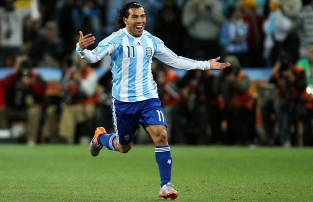 Sự nghiệp của Tevez trong màu áo ĐT Argentina cũng có thể coi là thành công với 76 trận và 13 bàn thắng. Ở cấp độ CLB, Tevez đã vô địch Premier League, Serie A và Champions League. Tiền đạo sinh năm 1984 có thể xem là
