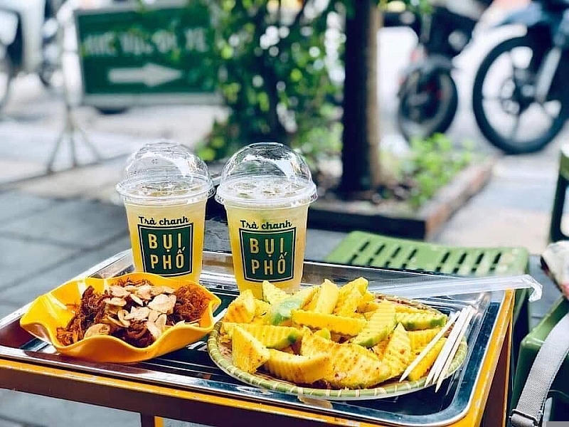 Không chỉ có đồ uống, các tiệm trà chanh còn kinh doanh kèm nhiều loại đồ ăn vặt.