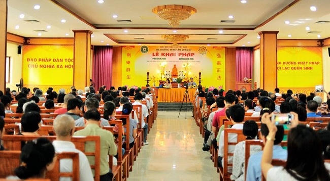 &nbsp;H&agrave;ng trăm người dự buổi ra mắt s&aacute;ch về b&agrave; Phan Thị B&iacute;ch Hằng (Ảnh: Ho&agrave;ng Anh Sướng).