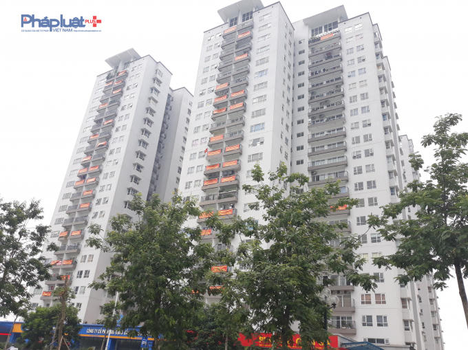 Ngày 11/6, cư dân đã treo băng rôn phản đối chủ đầu tư trì hoãn tổ chức hội nghị nhà chung cư lần đầu.