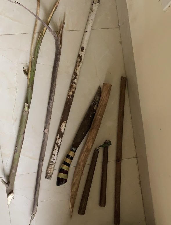 Hung khí mà nhóm đối tượng dùng để đuổi đánh, hành hung