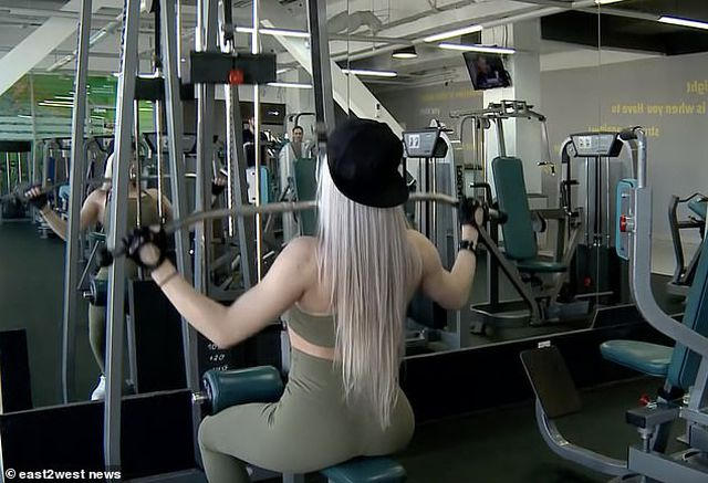 Cô xuất thân từ một gia đình có cha và mẹ đều làm việc trong quân đội và lực lượng hành pháp. Cha cô đã phục vụ 30 năm trong ngành trước khi về hưu. “Tôi tự hào vì mình tiếp nối được truyền thống”, Khramtsova nói.