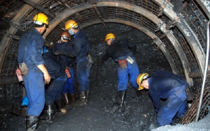 Vụ tai nạn khiến cho một công nhân đang bị vùi lấp. (Ảnh minh họa).