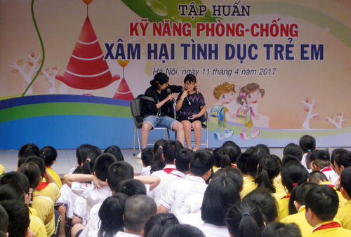 Việc dạy trẻ kỹ năng phòng chống XHTD là cần thiết, nhưng trách nhiệm bảo vệ trẻ em trước hết vẫn thuộc về người lớn. (ảnh minh họa).