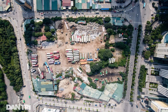 Toàn cảnh lô đất được UBND quận Cầu Giấy chọn làm điểm tập kết hơn 900 tấn rác thải sinh hoạt bị ùn ứ do sự cố người dân chặn đường vào bãi rác Nam Sơn. Mặt trước lô đất giáp đường Phạm Văn Bạch, mặt sau giáp đường ven Công viên Cầu Giấy.