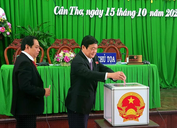 Tiến sĩ quân sự được bầu làm Chủ tịch UBND TP Cần Thơ - Ảnh 1.
