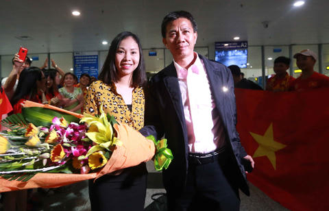Thay mặt Lãnh đạo LĐBĐVN, Phó tổng thư ký LĐBĐVN Đinh Thị Thu Trang đã tặng hoa HLV trưởng Hoàng Anh Tuấn và các thành viên trong đội.