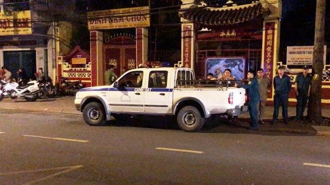 Khoảng 0h sáng, Đội cảnh sát hình sự công an quận 1, TPHCM kết hợp cùng lực lượng cảnh sát cơ động cùng lúc ập vào kiểm tra 2 cơ sở kinh doanh dịch vụ nhạy cảm là nhà hàng 34 và khách sạn Em &amp; Mi nằm trên đường Trần Quang Khải, phường Tân Định, quận 1.