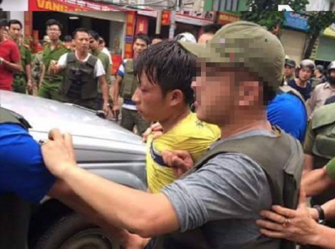 Đối tượng Bình (áo vàng), bị lực lượng chức năng bắt giữ sau 1 ngày gây án.
