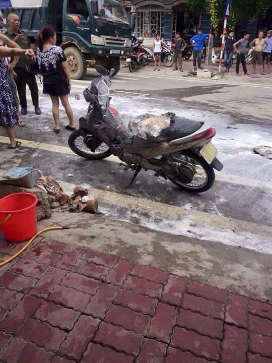 Chiếc xe máy bên cạnh cũng hư hỏng, biến dạng khi lửa bắt sang