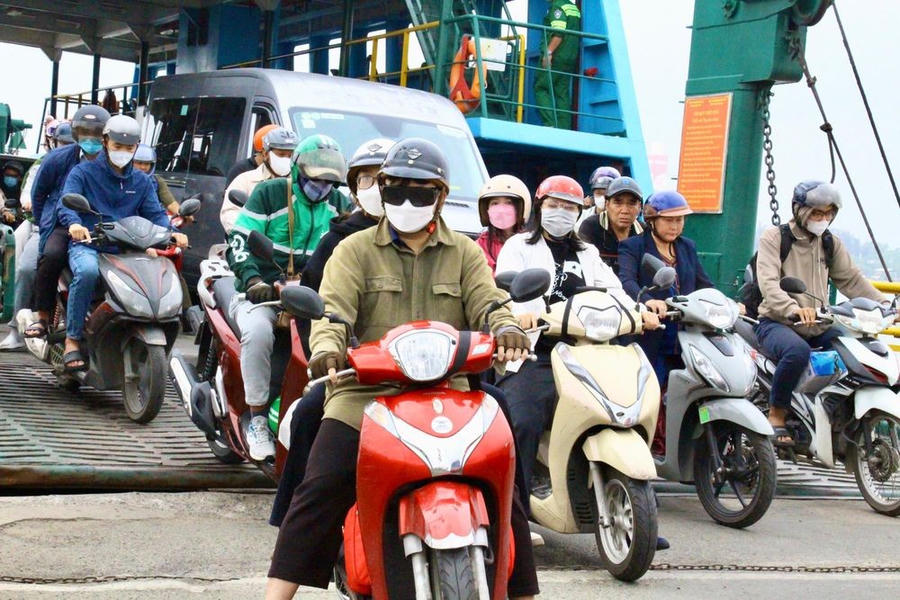 Phà Cát Lái phục vụ khoảng 50.000-100.000 lượt/ngày, mỗi lượt mất trung bình 20 phút.