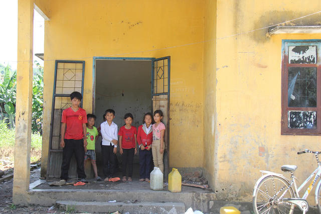 Căn nhà nội trú được mượn của xã là nơi ở của 8-12 em học sinh nam nữ