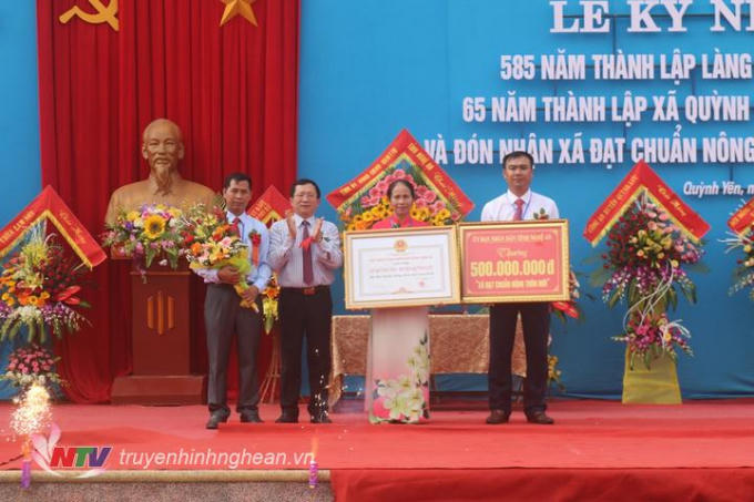 Đồng chí Đinh Viết Hồng trao bằng công nhận và một công trình phúc lợi trị giá giá 500 triệu đồng cho đại diện xã Quỳnh Yên có thành tích xuất sắc trong phong trào xây dựng NTM.