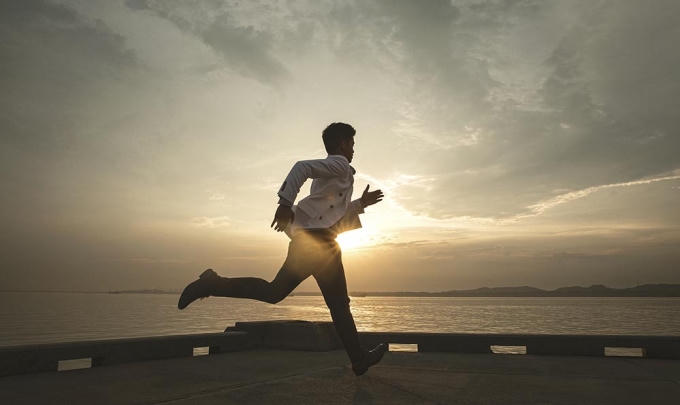 Kết hợp cùng với các pha nhào lộn, bay nhảy, đánh võ gay cấn, “Bước đến bên em” (Step to you) là một MV độc đáo được Trọng Hiếu và ekip của mình trau chuốt đầu tư từ phần ý tưởng cho tới khâu thực hiện.