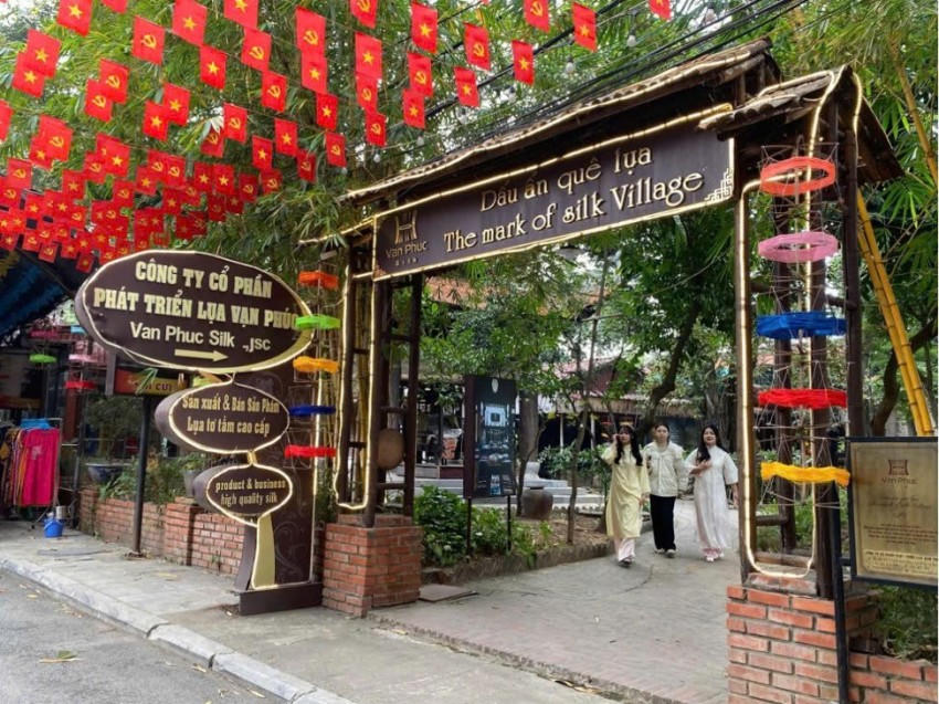 Không gian bên trong làng lụa.
