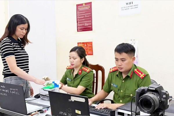 Công an xã Thái Thụy hướng dẫn người dân đăng ký phương tiện, giấy phép lái xe để số hóa hồ sơ đăng ký xe.