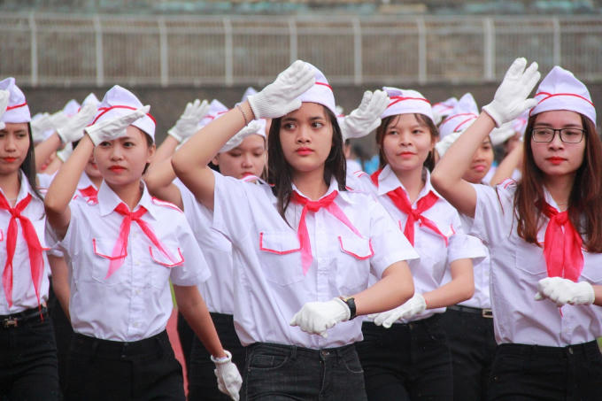 Các VĐV khoa Gióa dục tiểu học trong phần thi diễu hành.