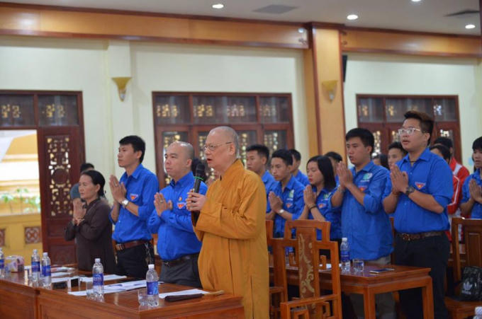 Thầy Thích Thanh Hưng - Phó ban Hướng dẫn phật tử Trung ương cùng các tình nguyện viên niệm Phật trước khi vào buổi tập huấn.