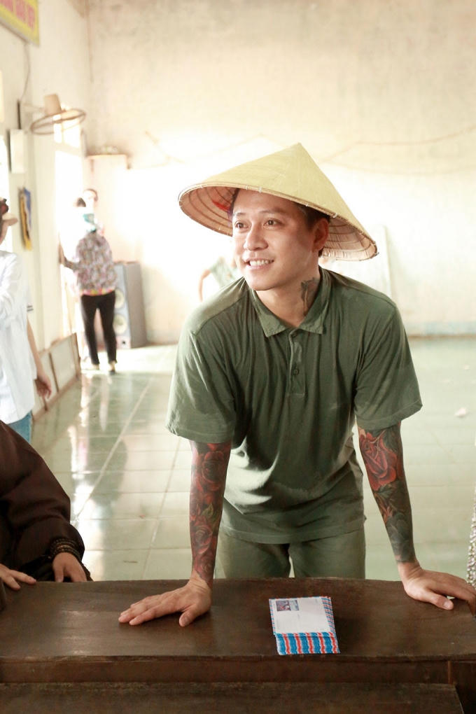 Tuy đường dài đi lại mệt mọi, nhưng nụ cười luôn hiện hữu trên môi anh cùng các thành viên trong đoàn.