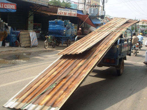 Vụ việc bé trai bị tôn cứa vào cổ tử vong khiến người dân lo sợ những chiếc xe như này là mối họa trên đường.