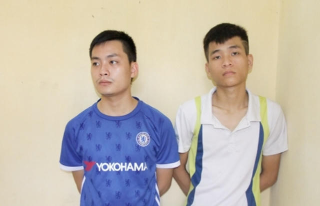 Hai đối tượng Tùng và Sơn bị bắt tạm giam về hành vi sử dụng súng quân dụng trái phép và gây rối trật tự công cộng. (Ảnh: CA Thanh Hóa)