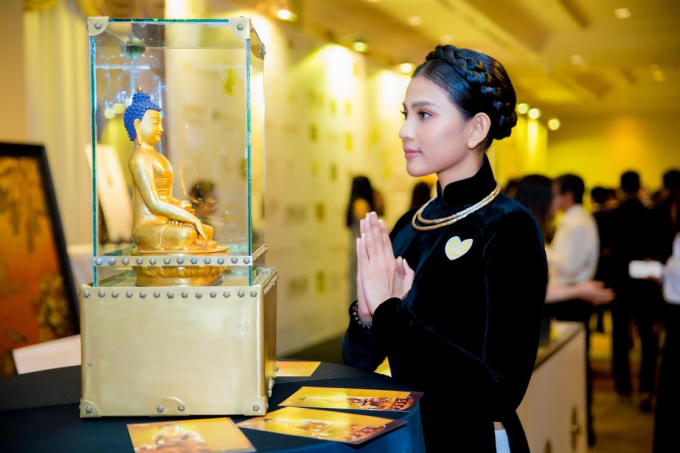 Trương Thị May diện &aacute;o d&agrave;i nhung đen diện kiến Đức Nhiếp ch&iacute;nh vương Nepal