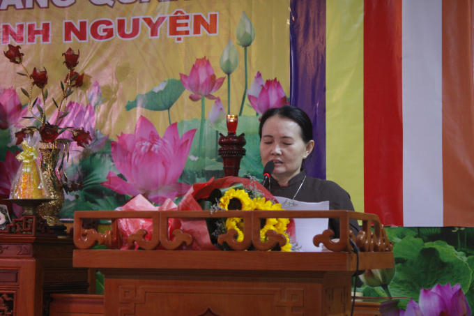 Cư sĩ Diệu Nhân Hoàng thị Xuân Loan - Ủy viên Hội đồng trị sự Trung ương Giáo hội phật giáo Việt Nam, Phó thư ký ủy Ban Hướng dẫn phật tử trung ương đọc tóm tắt nội dung buổi tập huấn và khai mạc hội nghị.