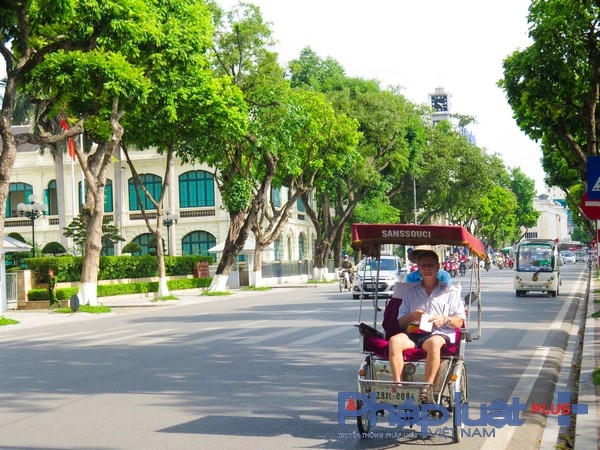 Về chiều nhiệt độ có phần dịu hơn, một du khách lựa chọn xích lô để có thể ngắm nhìn Hà Nội.