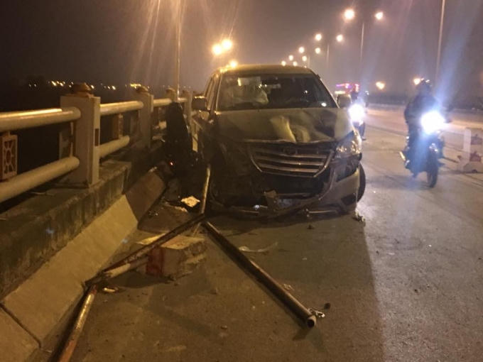 Đầu chiếc ô tô bị biến dạng sau vụ tai nạn. (Ảnh: Đ.N).