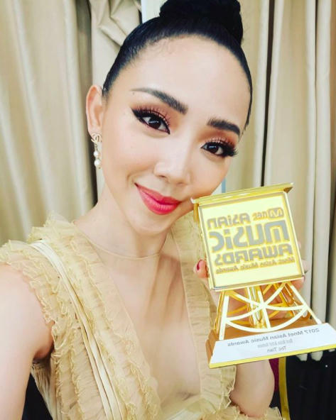 Tóc Tiên hào hứng khoe giải thưởng trên Instagram cá nhân.
