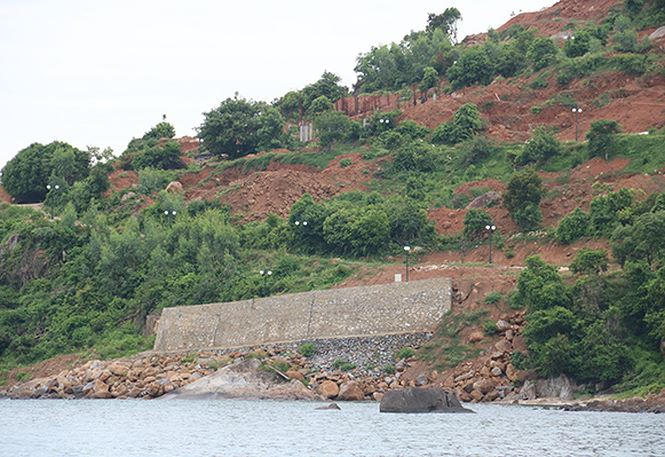 Hiện trạng 40 nền móng biệt thự ở Sơn Trà lúc chưa xây dựng kè chống sạt lở (Ảnh chụp hồi tháng 7/2017). Theo ông Vũ Quang Hùng, Giám đốc Sở Xây dựng Đà Nẵng, dự án này đã dừng thi công từ tháng 3/2017 do thi công 40 móng biệt thự trái phép. Tuy nhiên, thời gian qua, tại khu vực này xuất hiện nguy cơ sạt lở, dẫn đến tình trạng bùn đất chảy xuống biển Tiên Sa. Trước tình trạng này, Sở đã có báo cáo lãnh đạo thành phố và được Thành ủy Đà Nẵng, UBND thành phố đồng ý cho triển khai chống sạt lở tại khu vực này.  Ảnh Nguyễn Thành