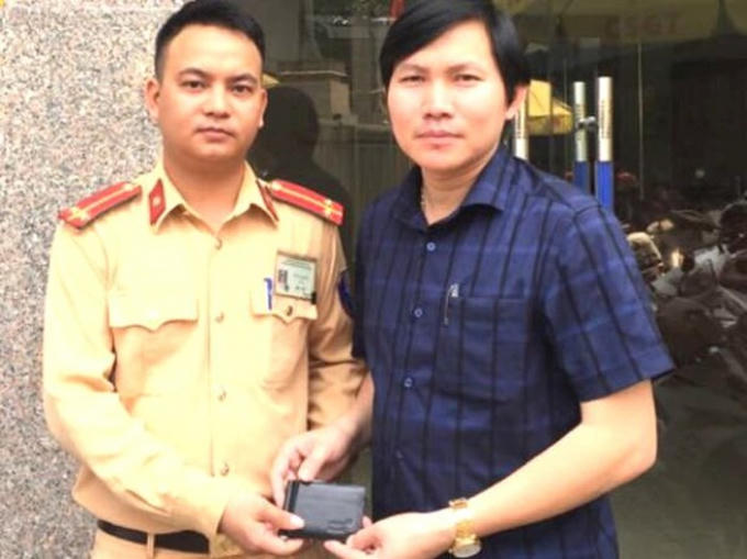 CSGT đã trả lại chiếc ví cho anh Lê Ngọc Tú bị đánh rơi. (Ảnh: Hoàng Phong / Báo An ninh Thủ đô)