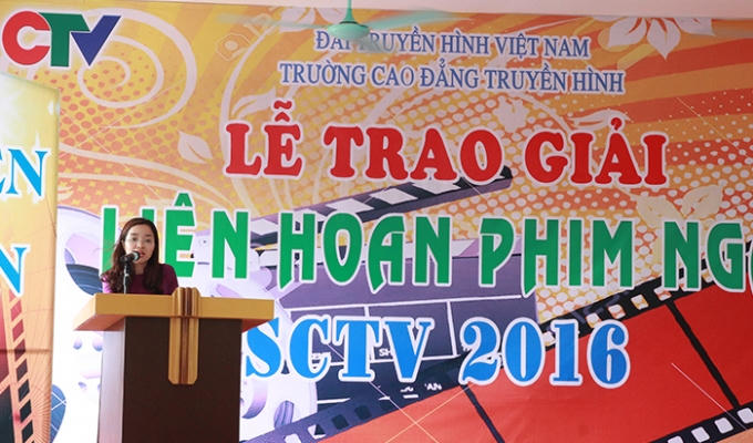 cô Phạm Thanh Huyền – Trưởng khoa Báo chí, trưởng CĐ Truyền Hình (Đài Truyền hình Việt Nam) chia sẻ trong buổi lễ. Ảnh: Ma Loan.
